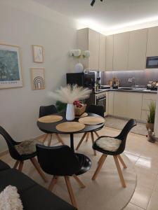 アレクサンドルポリスにあるJoanna Dalatsi's Luxury Houseのテーブルと椅子、キッチンのあるリビングルーム