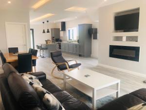 un soggiorno con un divano e un tavolo di Rossnowlagh Waves Lodge a Donegal