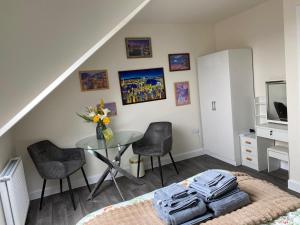 1 dormitorio con mesa, sillas y 1 cama en The Cottontail - Modern Private Room With Breakfast - Tamworth, en Tamworth