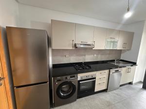 ラバトにあるLuxury and comfort close to TGV stationのキッチン(ステンレス製の冷蔵庫、食器洗い機付)