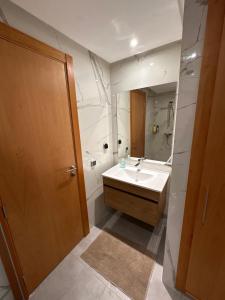 ラバトにあるLuxury and comfort close to TGV stationの洗面台と鏡のあるバスルーム +32枚の写真