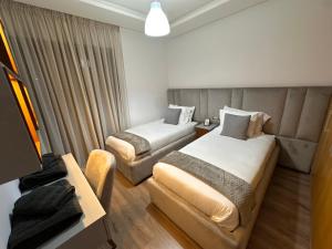 ラバトにあるLuxury and comfort close to TGV stationのベッド2台とソファがあるホテルの部屋