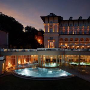 a large building with a swimming pool in front of it at Apartmán Sofie Mariánské Lázně in Mariánské Lázně +7 photos