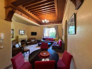 Χώρος καθιστικού στο La perle de la palmeraie