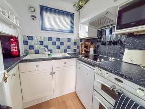 Η κουζίνα ή μικρή κουζίνα στο Lovely Chalet To Hire In Scratby Nearby The Beach In Norfolk Ref 76165B