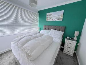 Ένα ή περισσότερα κρεβάτια σε δωμάτιο στο Lovely Chalet To Hire In Scratby Nearby The Beach In Norfolk Ref 76165B
