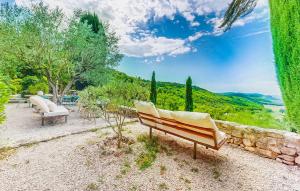 ClansayesにあるGorgeous Home In Clansayes Clansayesの石垣の上に置かれたベンチがいくつか +32枚の写真