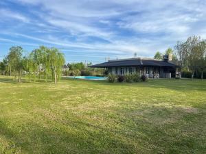 メルセデスにあるCasa Quintaの前に広い庭がある家