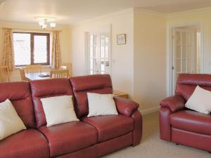 パドストウにあるSea Whispersのソファと椅子のあるリビングルーム