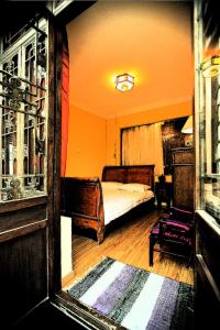Un pat sau paturi într-o cameră la Kelly‘s Courtyard Hotel