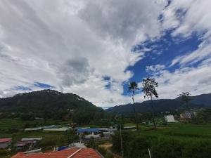 カトマンズにあるHappy Homesの山と曇り空のある町の景色