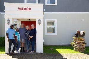 ストームス・リバーにあるTsitsikamma Mountain View Lodgeの家の前に立つ集団 +84枚の写真