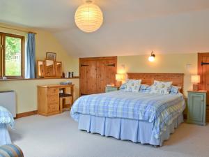 une chambre avec un lit, un bureau et une fenêtre dans l'établissement Hope Cottage, à Knighton