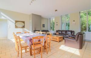 a living room with a table and chairs and a couch at 5 Bedroom Stunning Home In Quiestede in Quiestède