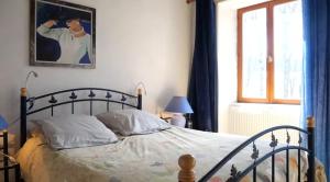 un dormitorio con una cama y una ventana en Maison d'hôte - Les Fayards, en Montregard 7 fotos más