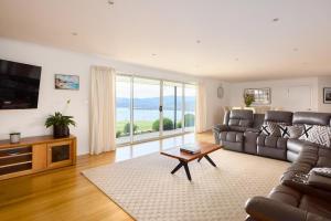 un soggiorno con un divano e un tavolo di Bruny Horizon - Where the Country meets the Sea a Killora