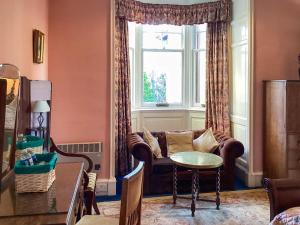 Posezení v ubytování The Carnegie Rooms At Aultnagar Lodge - Uk48666