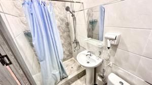 Bilik mandi di Nurbek INN Hotel Tashkent