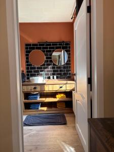 a small bathroom with a sink and a mirror at Bij Liezeke in Zemst