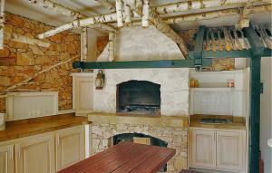 Η κουζίνα ή μικρή κουζίνα στο 7 Bedroom Amazing Home In Kosljun