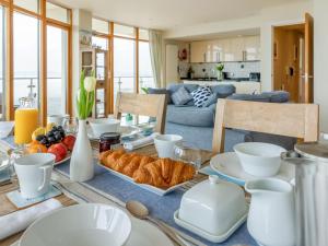 Una mesa con un plato de comida encima. en Apartment 22, Horizon View, en Westward Ho