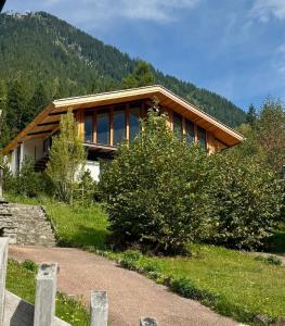 Nespecifikovaný výhled na hory nebo výhled na hory při pohledu z chaty