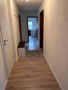 un corridoio di una casa con porta e una camera di Ferienwohnung Oberheuslingen a Freudenberg