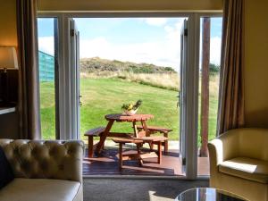 Khu vực ghế ngồi tại Seaviews And Hot Tub At The Fairways - Uk39821