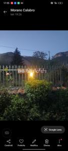 Una vista de un jardín con un cartel en una valla. en I Santicelli, en Morano Calabro