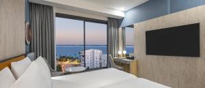 TV a/nebo společenská místnost v ubytování MERCURE ANTALYA KONYAALTI