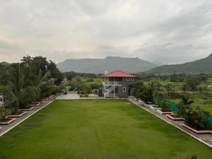 Nespecifikovaný výhled na hory nebo výhled na hory při pohledu z penzionu