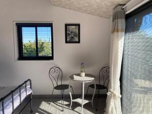 Afbeelding uit fotogalerij van Chalet Olisios, priate accommodation in beautiful countryside location in Pampelonne