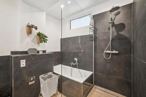 ein Badezimmer mit Dusche und Waschbecken in der Unterkunft Koblenz-City am Schloss - 10 Gäste - ZachaStay in Koblenz + 44 Fotos