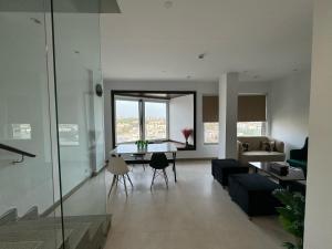 una sala de estar con una mesa y un sofá en Penta Square Signature Apartments -City View DHA Phase 5 Lahore, en Lahore