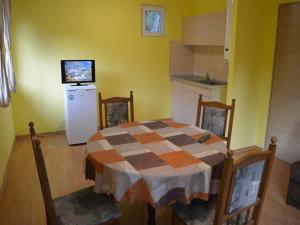 eine Küche mit Tisch und kleinem Kühlschrank in der Unterkunft Guest House Rainbow in Cherni Osŭm + 85 Fotos