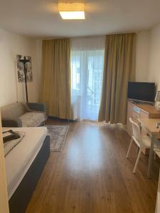 a room with a bed and a table and a couch at Zentral gelegenes Apartment Nähe MHH und Eilenriede in Hannover