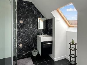 a bathroom with a sink and a glass shower at Sealladh Apartment - Ukc6792 in Port Appin +8 photos