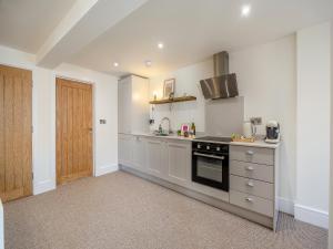 a large kitchen with a stove and a sink at Castle View Apartment - Uk48125 in Lincoln
