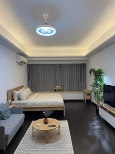 Giường trong phòng chung tại R&F Studio for 2-3pax JB Central CIQ