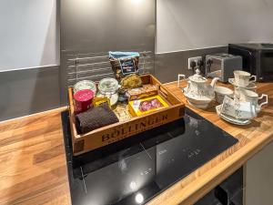 a box of food on a counter in a kitchen at Tilia Loft in Scotter