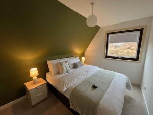 Un dormitorio con una cama grande y una ventana. en Ben Nevis - Uk50500, en Kylestrome
