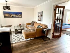 A seating area at Modern Heritage Oasis with Beautiful Tay Basin View