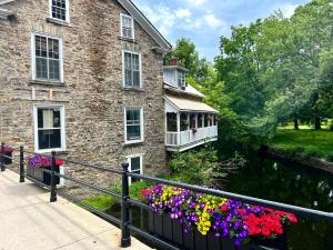 A garden outside Modern Heritage Oasis with Beautiful Tay Basin View