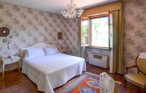 Un dormitorio con una cama blanca y una ventana. en 3 Bedroom Pet Friendly Home In Arezzo, en Arezzo