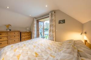a bedroom with a large bed and a window at Maes-Artro-Lodge in Llanbedr