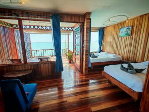 Giường trong phòng chung tại Larapan Water Village 仙本那乐乐棒水屋