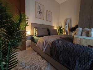 アレクサンドルポリスにあるJoanna Dalatsi's Luxury Houseのベッドルーム1室(ベッド1台、植物付) +62枚の写真