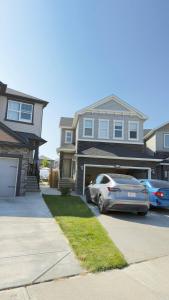 ein silbernes Auto, das vor einem Haus parkt in der Unterkunft Northern Nook - 2BR Suite in Calgary