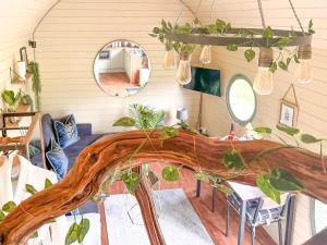 una habitación con una rama de árbol en el medio en Bracken - Uk34842, en Straiton