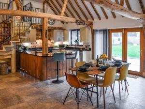 Una cocina y un comedor con mesa y sillas. en The Wilderness Retreat, en Swainsthorpe